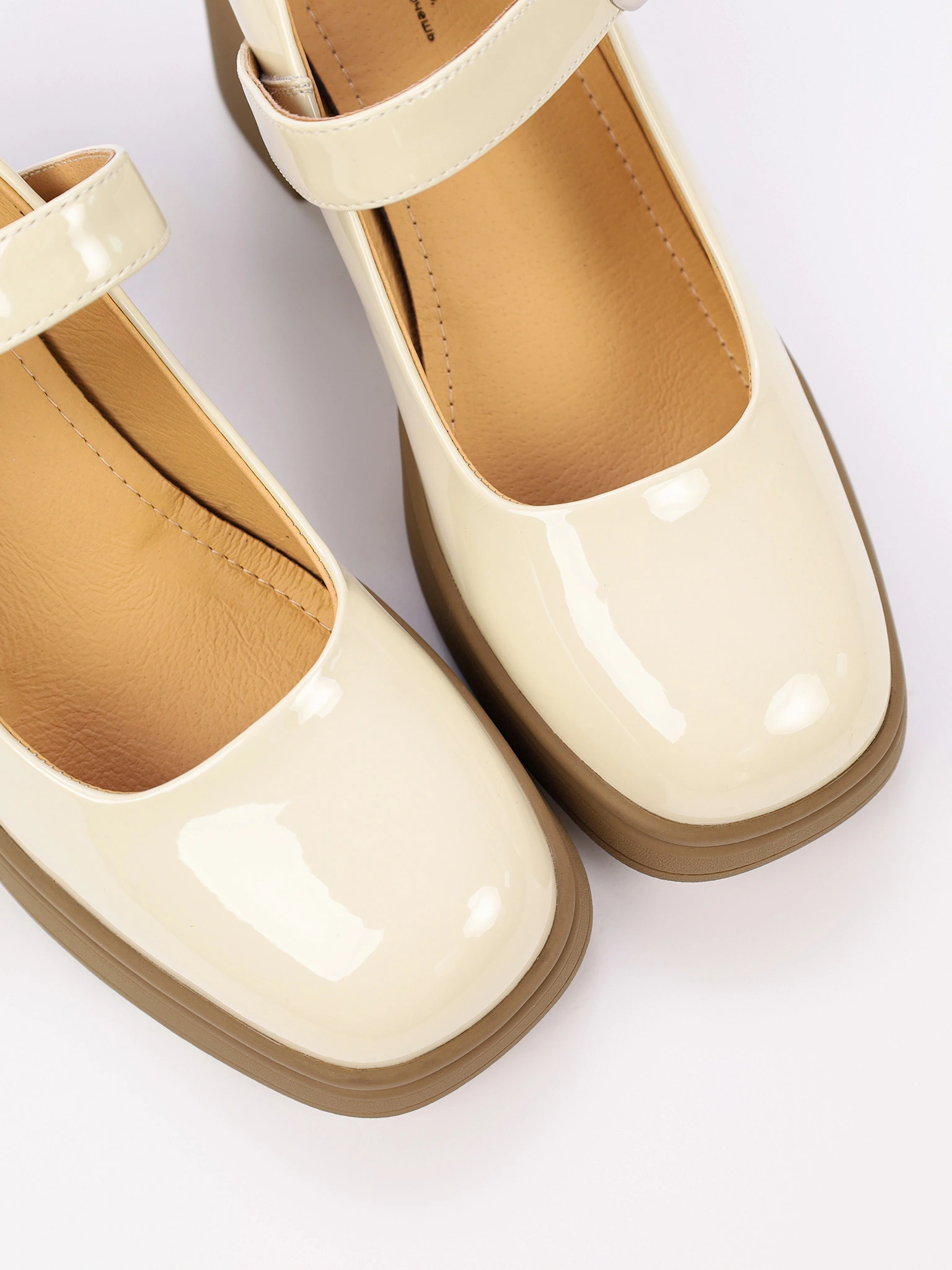 Туфли мэри-джэйн лакированные молочного цвета на высоком каблуке